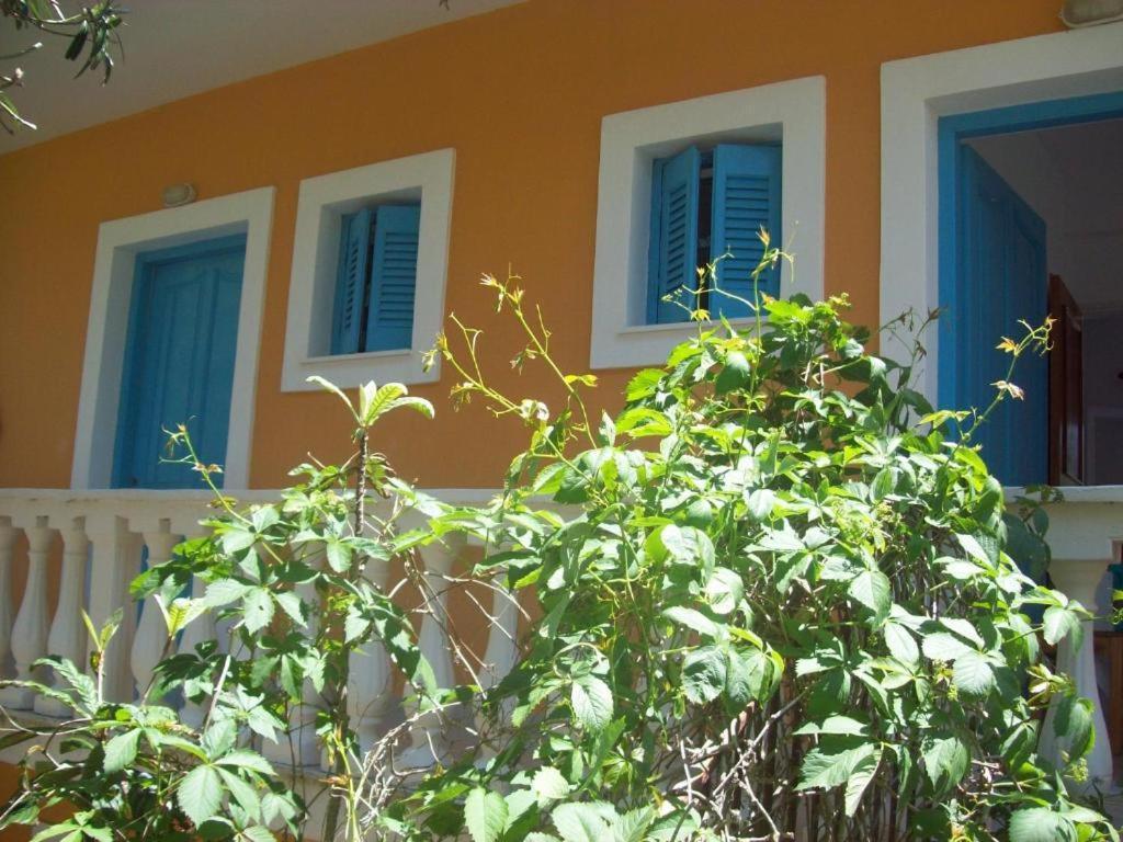 Villa Vania Gardenos Vitaládes Exteriör bild